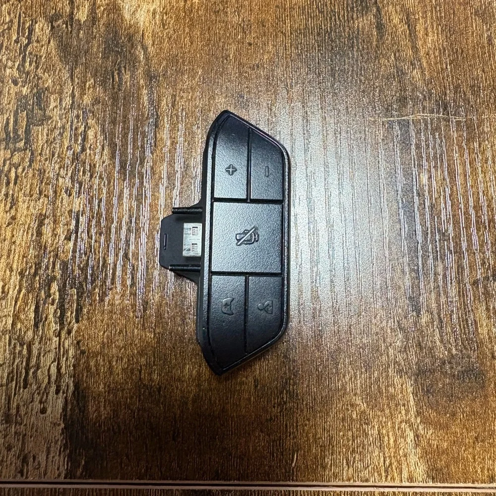 Headset Adapter for Xbox Controllers - Picture 1 of 5